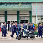 Người dân Cuba xếp hàng rút tiền tại một chi nhánh ngân hàng ở thủ đô La Habana. (Ảnh: Việt Hùng/TTXVN)