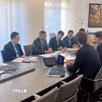 Bộ trưởng Bộ Tài chính Ngô Văn Tuấn (ngồi thứ ba từ trái sang) làm việc với Tập đoàn Rothschild & Co. (Ảnh: TTXVN phát)