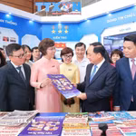 Đồng chí Trịnh Văn Quyết, Ủy viên Bộ Chính trị, Bí thư Trung ương Đảng, Trưởng Ban Tuyên giáo và Dân vận Trung ương và các đồng chí lãnh đạo thăm gian trưng bày của TTXVN tại Hội báo toàn quốc 2026. (Ảnh: Minh Quyết/TTXVN)