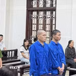 Hai bị cáo Lê Văn Khẹt và Nguyễn Quốc Toàn tại phiên tòa. (Ảnh: Thanh Vân/TTXVN)
