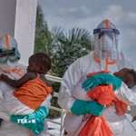 Nhân viên y tế chăm sóc bệnh nhân Ebola tại Bunia, tỉnh Ituri, CHDC Congo. (Ảnh: THX/TTXVN)
