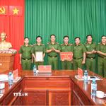 Đại tá Bùi Đức An, Phó Giám đốc Công an thành phố Cần Thơ, Thủ trưởng Cơ quan Cảnh sát điều tra trao thư khen và tiền thưởng đột xuất của Bộ trưởng Bộ Công an cho tập thể Phòng Cảnh sát hình sự có thành tích xuất sắc trong công tác phòng, chống tội phạm. (Ảnh: TTXVN phát)