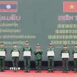 Thiếu tướng Võ Tiến Nghị, Phó Tư lệnh Bộ đội Biên phòng trao tặng Bằng khen của Bộ Tư lệnh Bộ đội Biên phòng cho 2 tập thể và 6 cá nhân có thành tích xuất sắc trong đợt diễn tập. (Ảnh: Võ Dung/TTXVN)