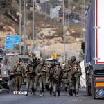 Binh sỹ Israel gác tại một điểm kiểm soát ở thành phố Hebron, Bờ Tây ngày 23/10/2026. (Ảnh: THX/TTXVN phát)