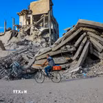 Tòa nhà bị phá hủy do xung đột tại Dải Gaza. (Ảnh: THX/TTXVN phát)