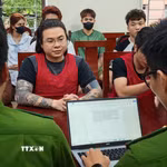 Phạm Tuấn và các đối tượng liên quan tại Cơ quan điều tra. (Ảnh: TTXVN phát)