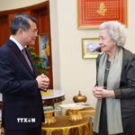 Thủ tướng Lê Minh Hưng thăm Hoàng thái hậu Norodom Monineath Sihanouk. (Ảnh: Dương Giang/TTXVN)