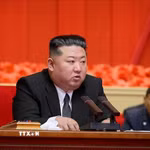Nhà lãnh đạo Triều Tiên Kim Jong Un phát biểu tại phiên bế mạc Khóa huấn luyện lần thứ 3 dành cho cán bộ phụ trách lĩnh vực thông tin tuyên truyền của Đảng Lao động, ở Bình Nhưỡng ngày 21/9/2026. (Ảnh: Yonhap/TTXVN phát)