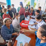Người dân xã biên giới Ninh Điền, tỉnh Tây Ninh được khám, kiểm tra sức khỏe ngay tại địa phương, thuận tiện hơn trong tiếp cận dịch vụ y tế. (Ảnh: Giang Phương/TTXVN)