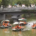 Du khách tham quan Khu du lịch sinh thái Tràng An. (Ảnh: Đức Phương/TTXVN)