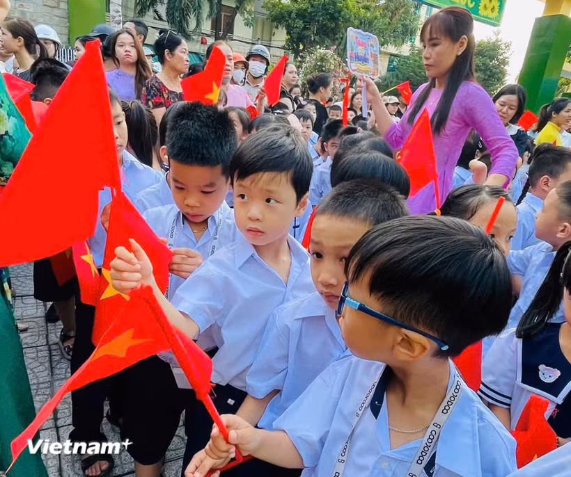 Học sinh cả nước hân hoan trong lễ khai giảng năm học mới. (Nguồn: Vietnam+)