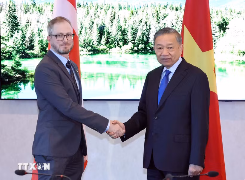Tổng Bí thư, Chủ tịch nước Tô Lâm tiếp Tổng Bí thư Đảng Cộng sản Canada Drew Garvie. (Ảnh: Thống Nhất/TTXVN)