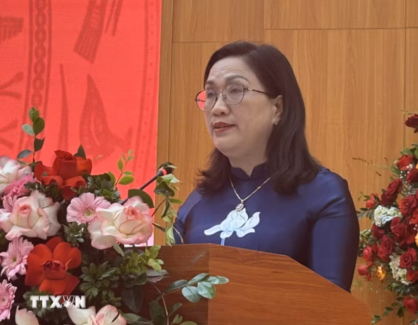 Đồng chí Đinh Thị Mai, Phó Chủ tịch Viện Hàn lâm Khoa học xã hội Việt Nam phát biểu nhận nhiệm vụ. (Ảnh: Thanh Hương/TTXVN)