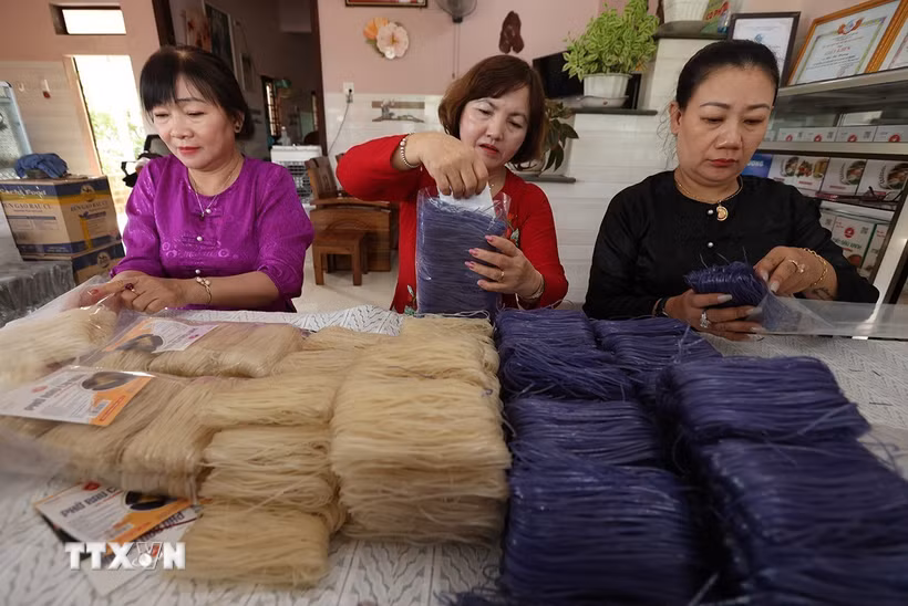 Đóng gói sản phẩm bún khô được sản xuất theo phương thức truyền thống, ở tổ liên kết làng nghề truyền thống bún An Phong, thôn An Phong, xã Phù Cát. (Ảnh: Vũ Sinh/TTXVN)