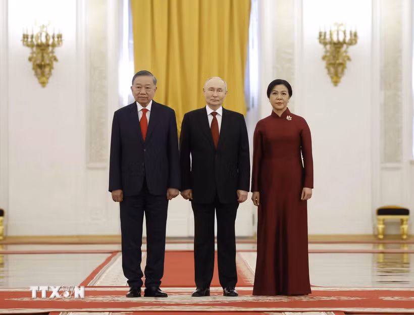 Tổng thống Liên bang Nga Vladimir Putin đón Tổng Bí thư, Chủ tịch nước Tô Lâm và Phu nhân. (Ảnh: Thống Nhất/TTXVN)