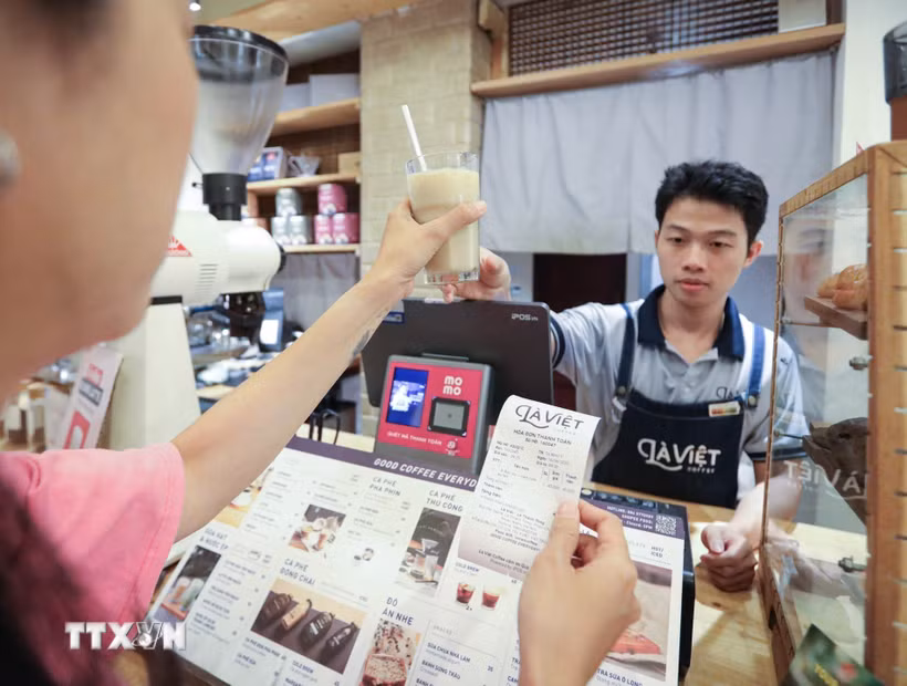 Doanh nghiệp triển khai hóa đơn điện tử khởi tạo từ máy tính tiền góp phần minh bạch hóa hoạt động kinh doanh. (Ảnh: Lê Đông/TTXVN)