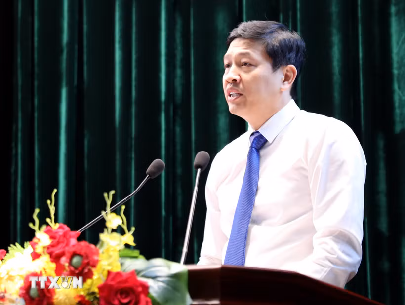 Ông Vũ Hoàng Anh, Phó Bí thư Tỉnh ủy, Chủ tịch Ủy ban Mặt trận Tổ quốc Việt Nam tỉnh - Bí thư Đảng ủy Mặt trận Tổ quốc, các đoàn thể tỉnh phát biểu nhận nhiệm vụ. (Ảnh: Văn Đạt/TTXVN)