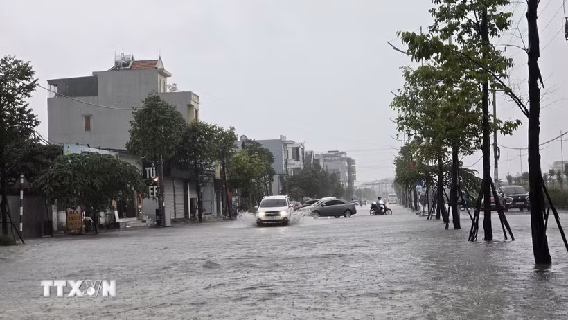 Nhiều xe ôtô phải quay đầu do nước dâng cao lên các tuyến đường lớn tại Quảng Ninh. (Ảnh: Thanh Vân/TTXVN)