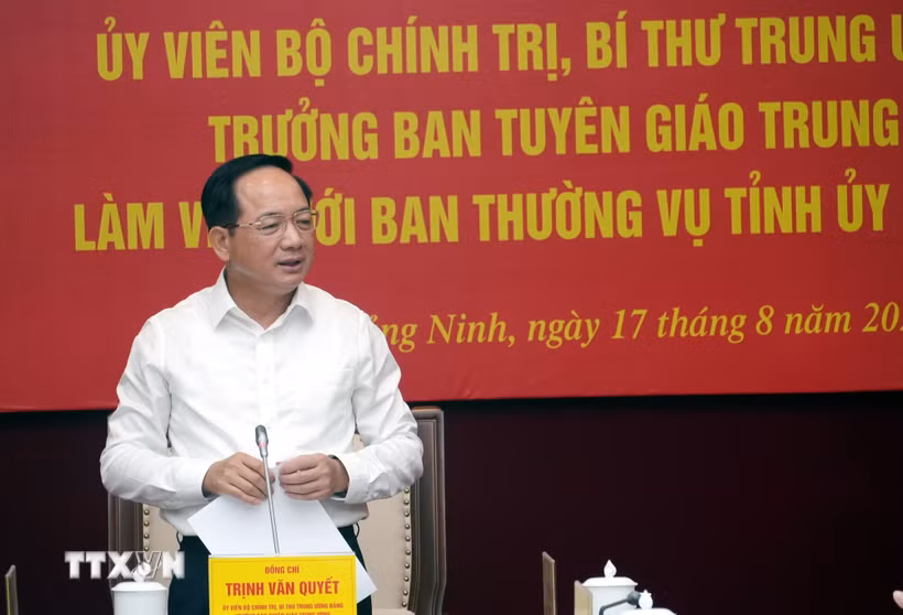 Đồng chí Trịnh Văn Quyết phát biểu tại buổi làm việc. (Ảnh: Văn Đức/TTXVN)