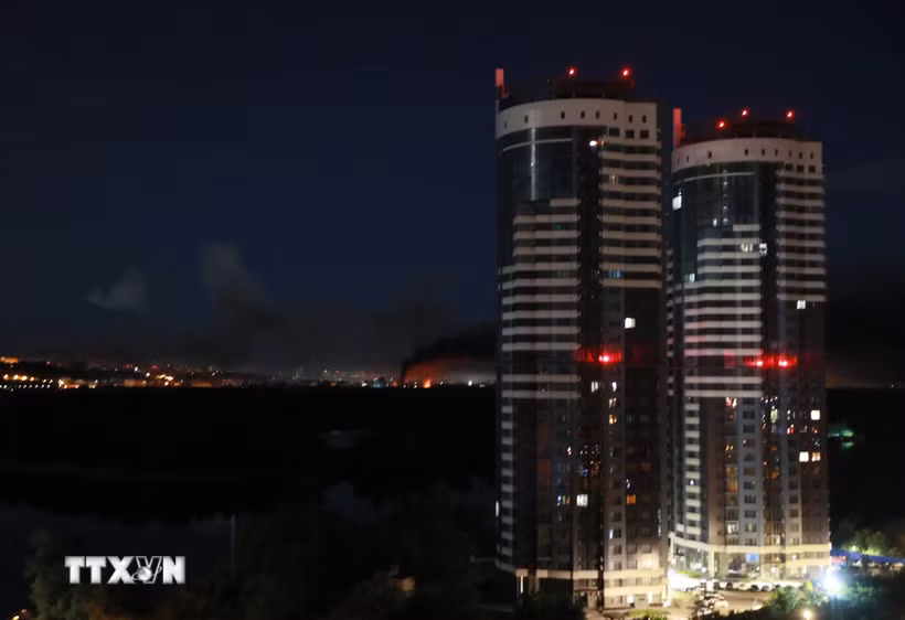 Khói và lửa bốc lên sau loạt tiếng nổ ở Kiev, Ukraine ngày 2/6/2026. (Ảnh: THX/TTXVN)