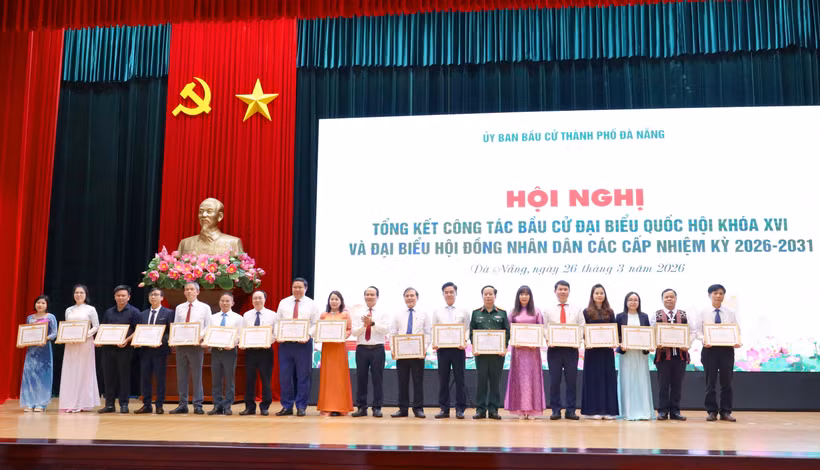 Đại diện các tập thể nhận tuyên dương khen thưởng vì thành tích xuất sắc trong công tác thực hiện bầu cử tại Đà Nẵng. (Ảnh: Trần Lê Lâm/TTXVN)