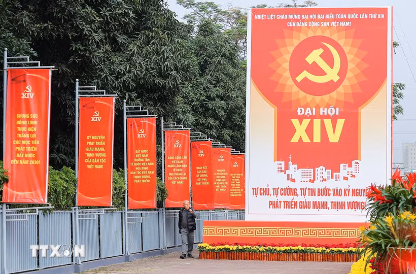 Pano, khẩu hiệu rực đỏ trên các tuyến phố Thủ đô chào mừng Đại hội đại biểu toàn quốc lần thứ XIV của Đảng. (Ảnh: Lê Đông/TTXVN)
