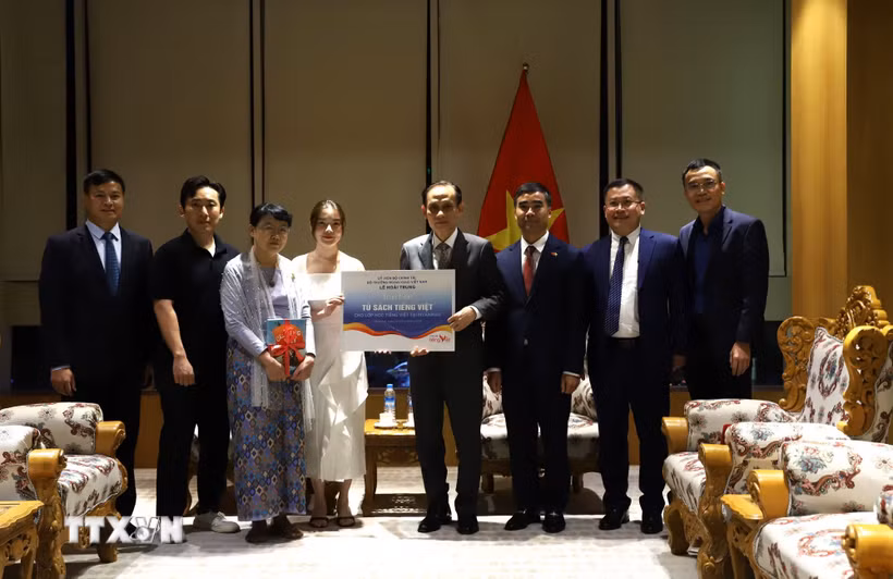 Bộ trưởng Ngoại giao Lê Hoài Trung chụp ảnh lưu niệm cùng đại diện cộng đồng và Trường đại học ngoại ngữ Yangon. (Ảnh: Đỗ Sinh/TTXVN)