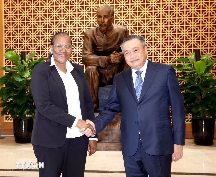 Chủ nhiệm Uỷ ban Kiểm tra Trung ương Trần Sỹ Thanh và đồng chí Ana Comoana, Trưởng Ban Kiểm tra Trung ương Đảng Mặt trận Giải phóng Mozambique (FRELIMO). (Ảnh: Phương Hoa/TTXVN)