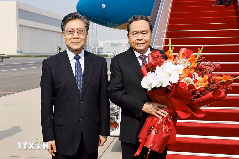 Ủy viên Trung ương Đảng, Phó Ủy viên trưởng Ủy ban Thường vụ Nhân đại Trung Quốc Vương Đông Minh đón Chủ tịch Quốc hội Trần Thanh Mẫn tại Sân bay quốc tế Bắc Kinh. (Ảnh: Doãn Tấn/TTXVN)