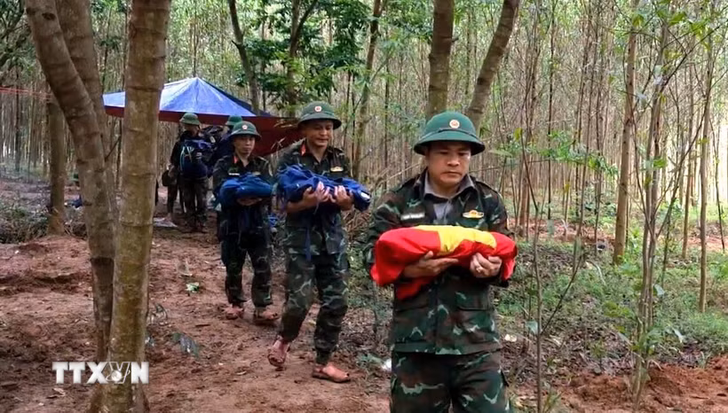 Từ đầu tháng 9 đến nay, tại khu vực rừng tràm thuộc bản Bãi Dinh, xã Dân Hóa (tỉnh Quảng Trị), lực lượng chức năng đã tìm thấy, cất bốc 8 hài cốt liệt sỹ. (Ảnh: Võ Dung/TTXVN)