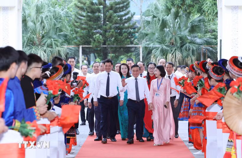 Thường trực Ban Bí thư Trần Cẩm Tú dự Lễ khai giảng năm học mới 2026-2027 tại Trường Phổ thông Dân tộc nội trú tỉnh Bắc Ninh. (Ảnh: Phương Hoa/TTXVN)