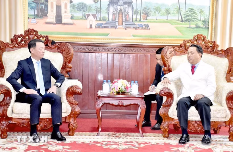 Ông Bounchom Ubonpaseut, Ủy viên Trung ương Đảng, Bí thư Tỉnh ủy, Chủ tịch Hội đồng Nhân dân tỉnh Savannakhet (phải) tiếp Đoàn đại biểu tỉnh Hà Tĩnh do ông Phan Thiên Định dẫn đầu. (Ảnh: Xuân Tú/TTXVN)