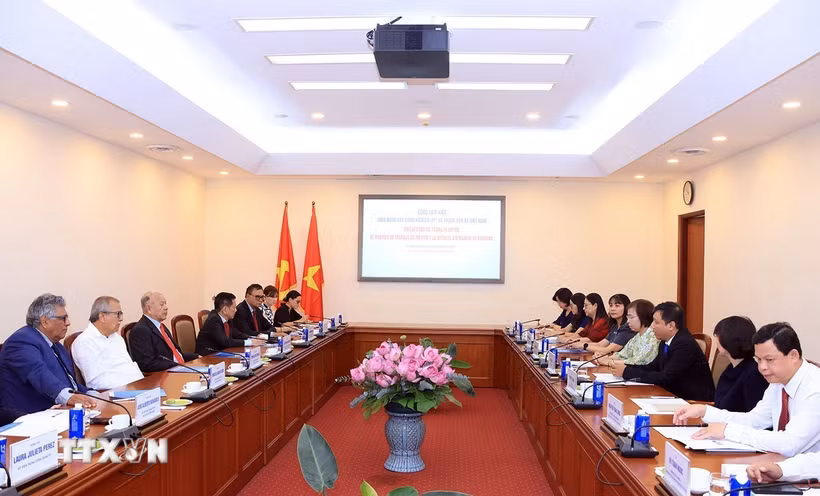 Tổng Giám đốc Thông tấn xã Việt Nam Vũ Việt Trang làm việc với Tổng Bí thư Đảng Lao động (PT) Mexico Alberto Anaya Gutierrez. (Ảnh: Tuấn Anh/TTXVN)