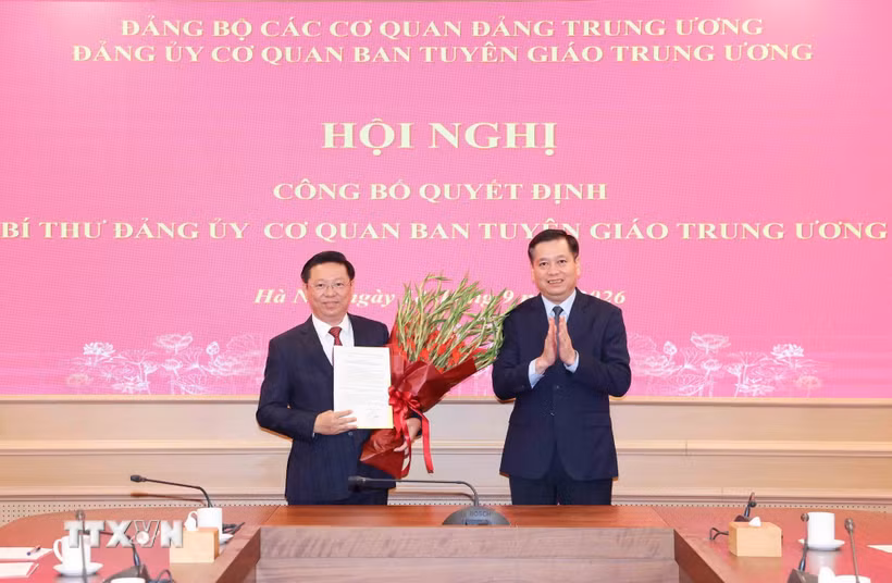 Đồng chí Nguyễn Long Hải, Ủy viên Trung ương Đảng, Phó Bí thư Thường trực Đảng ủy các cơ quan Đảng Trung ương trao Quyết định cho đồng chí Trần Thanh Lâm. (Ảnh: Phương Hoa/TTXVN)
