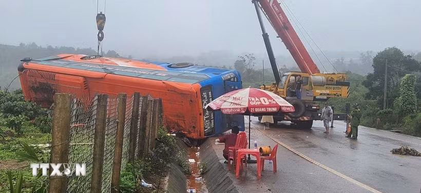 Hiện trường vụ tai nạn lật xe khách tại Gia Lai. (Ảnh: Hoài Nam/TTXVN)