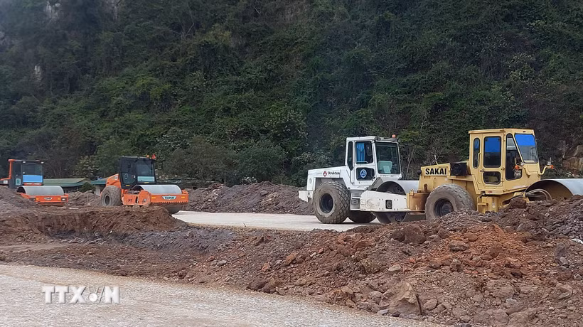 Công trường thi công dự án đường giao thông ở Quảng Ninh. (Ảnh: Văn Đức/TTXVN)