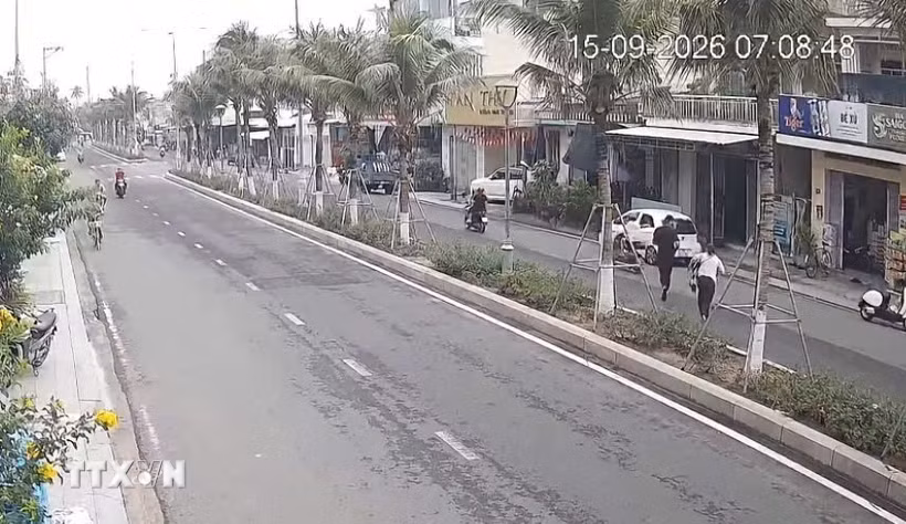Các đối tượng lên xe bỏ chạy sau khi thực hiện hành vi lấy trộm vàng bất thành. (Ảnh: TTXVN phát)