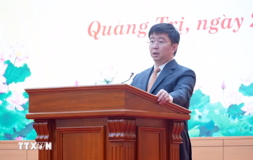 Tân Chủ tịch Ủy ban Nhân dân tỉnh Quảng Trị Bùi Hoàng Phương phát biểu nhận nhiệm vụ. (Ảnh: Tá Chuyên/TTXVN)
