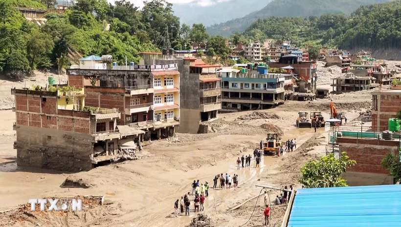 Lực lượng cứu hộ tìm kiếm nạn nhân sau thảm họa lũ lụt và lở đất ở Nuwakot, Nepal, ngày 27/8/2026. (Ảnh: THX/TTXVN phát)