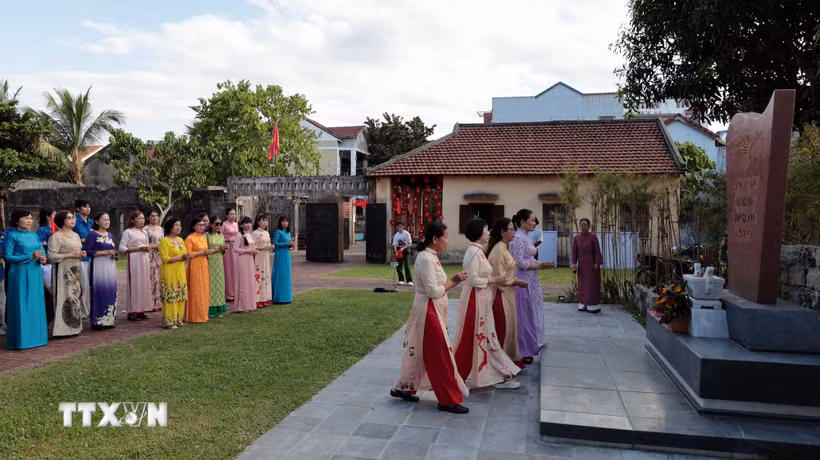 Du khách dâng hương tri ân tại bia tưởng niệm ở Nhà lao Hội An. (Ảnh: Đỗ Trưởng/TTXVN)
