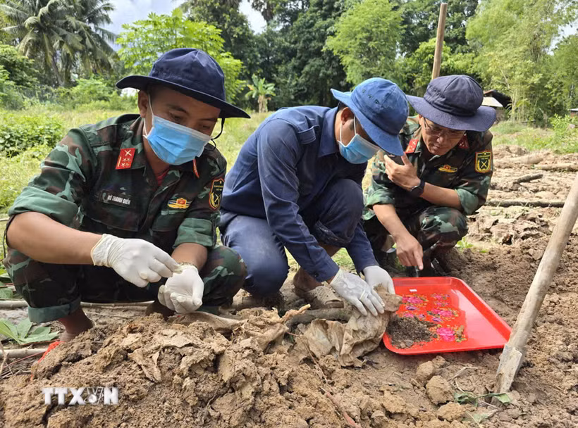 Đội K92, Bộ Chỉ huy quân sự tỉnh An Giang tìm kiếm, cất bốc hài cốt liệt sỹ tại xã Kiên Lương. (Ảnh: TTXVN phát)