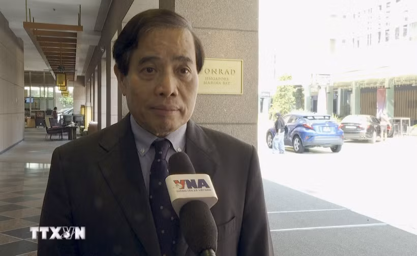 Giáo sư Vũ Minh Khương, Trường Chính sách công Lý Quang Diệu, Đại học Quốc gia Singapore (NUS), trả lời phóng viên TTXVN tại Singapore xung quanh chuyến thăm. (Ảnh: Việt Dũng/TTXVN)
