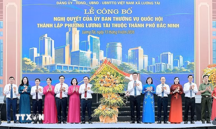 Lãnh đạo tỉnh Bắc Ninh tặng hoa chúc mừng phường Lương Tài. (Ảnh: Thái Hùng/TTXVN)