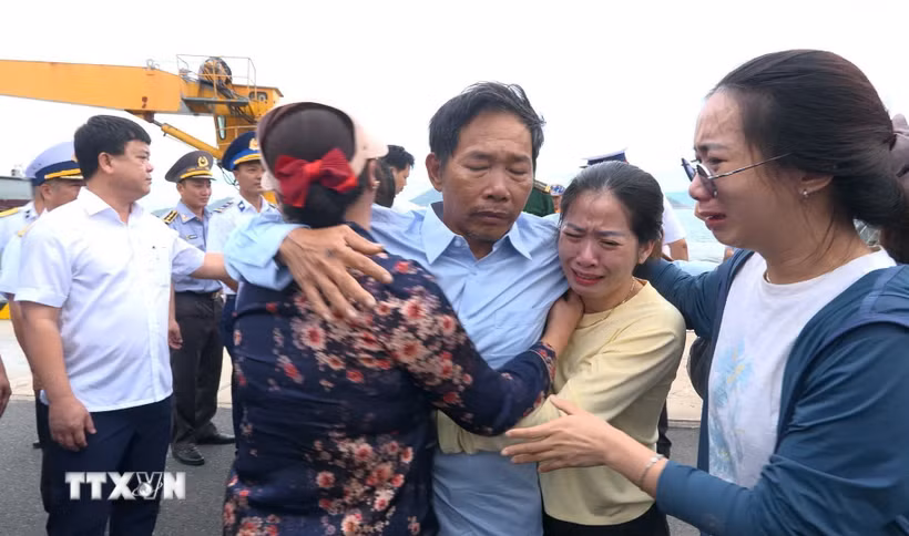 Ngư dân Đà Nẵng gặp lại gia đình tại Cảng Quốc tế Cam Ranh sau những ngày gặp nạn trên vùng biển Trường Sa. (Ảnh: TTXVN phát)