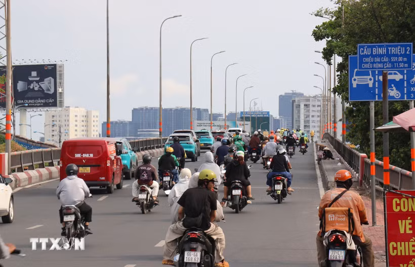 Phương tiện giao thông lưu thông trên Cầu Bình Triệu 2. (Ảnh: Thanh Vũ/TTXVN)