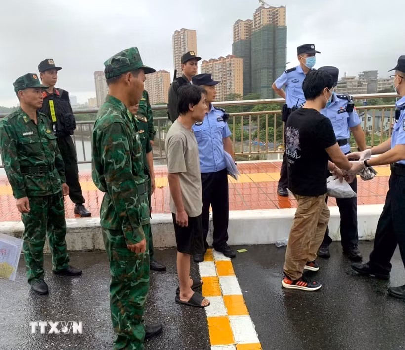 Các công dân Trung Quốc vi phạm pháp luật Việt Nam được cơ quan chức năng trao trả cho phía Trung Quốc ngày 17/6/2026. (Ảnh minh họa: TTXVN phát)