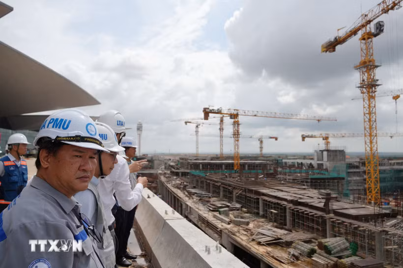 Hệ thống hạ tầng kỹ thuật đang xây dựng bên cạnh nhà hành khách sân bay Long Thành. (Ảnh: Công Phong/TTXVN)