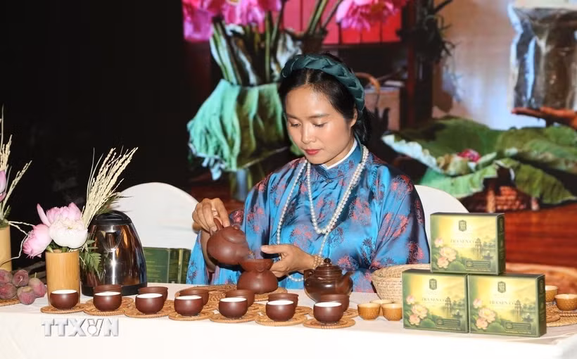 Nghệ nhân Lâm Diệu Linh biểu diễn nghệ thuật pha trà. (Ảnh: TTXVN phát)