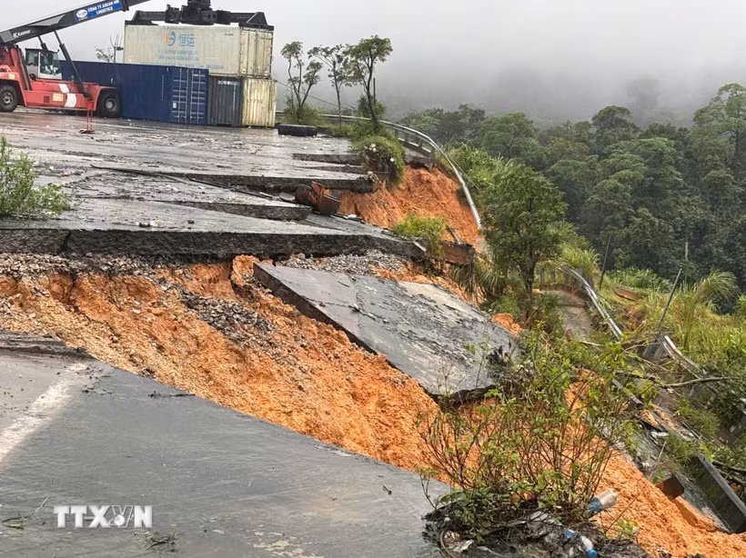 Vị trí sạt lở cách Quốc môn Cửa khẩu quốc tế Cha Lo khoảng 700m theo hướng Tây Nam, trên hướng từ Cha Lo sang Lào. (Ảnh: TTXVN phát)