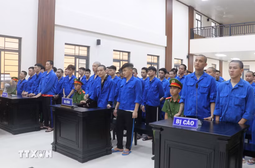 Các bị cáo nghe Hội đồng xét xử sơ thẩm tuyên án. (Ảnh: Công Mạo/TTXVN)